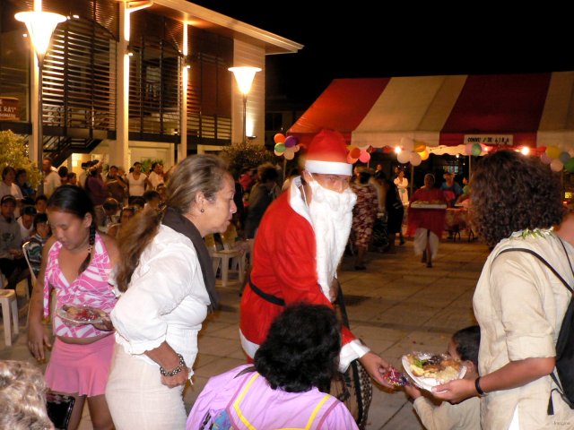 101- Le Pere-Noel distribue les cadeaux 